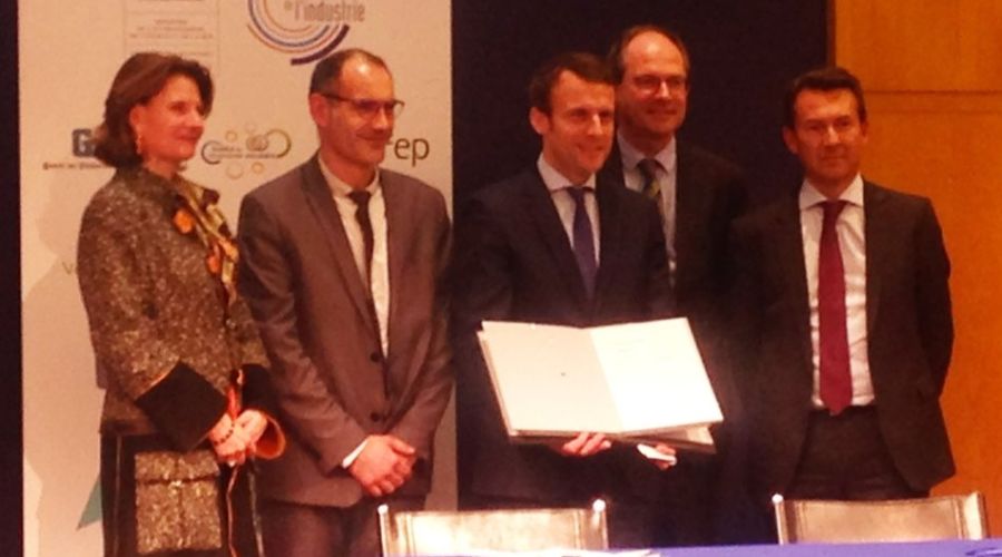 Signature de l’ECV par Emmanuel Macron